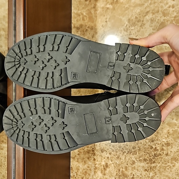 WOMEN'S ANDRE BLACK STUDDED LEATHER BOOTIES ANKLE BOOTS SHOES SZ 8 $150 - Picture 7 of 7